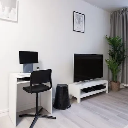 Apartment Cozy Roomy Flat Next To Tram Stop @ Kallio